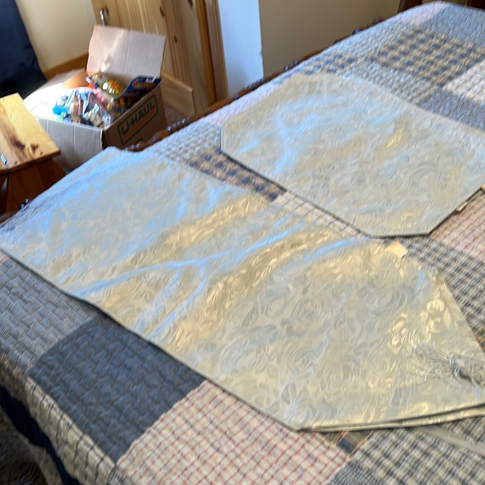 Set of four placemats and table runner